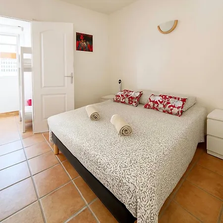 50m - T2 Climatises, & Wifi Apartment
