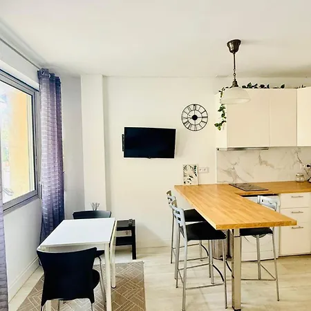 50m - T2 Climatises, & Wifi Apartment